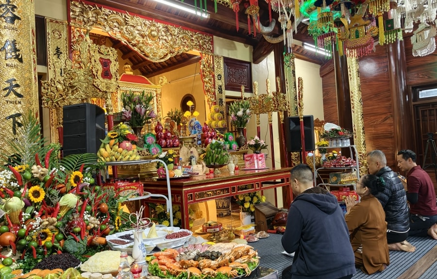 Rộn ràng lễ hội Đền Bà Men trên Vịnh Hạ Long