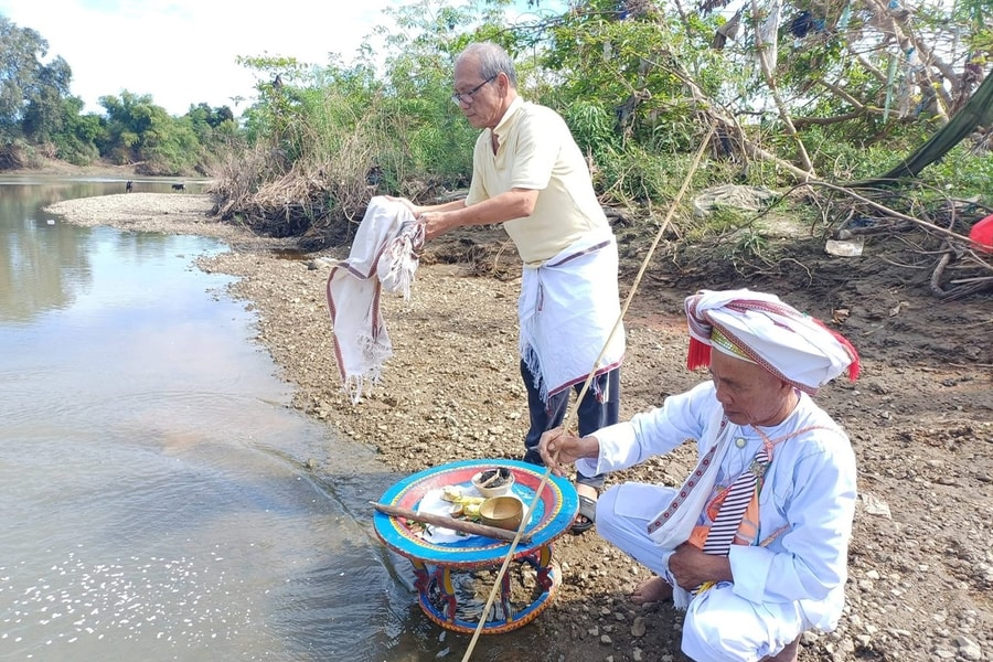 Huyền bí nghi lễ “tống ôn” ra biển của người Chăm