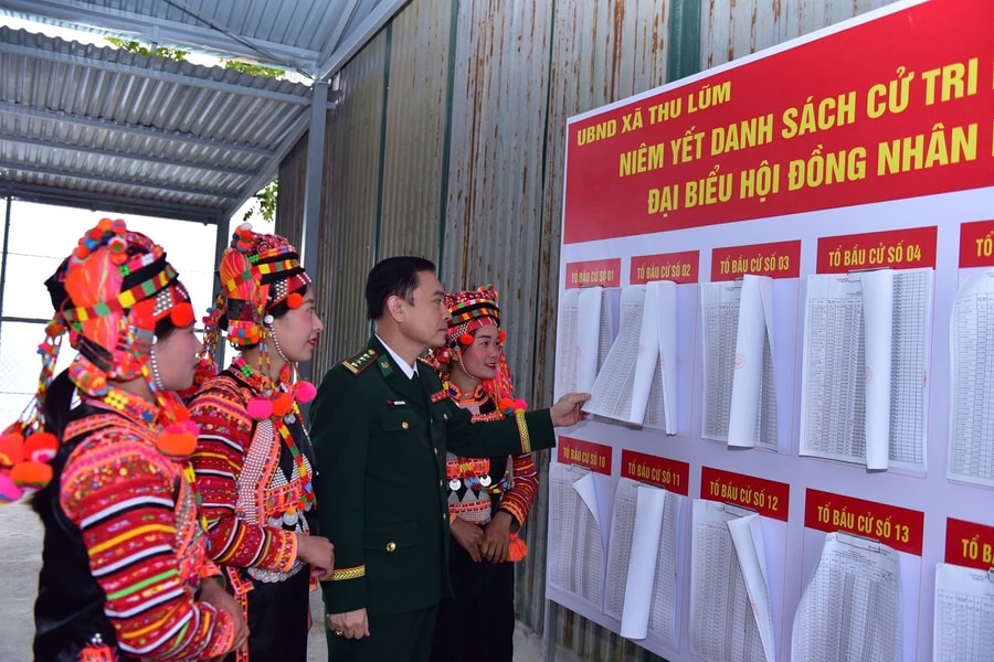 Bộ đội Biên phòng tận lực giúp đồng bào vùng biên về bầu cử