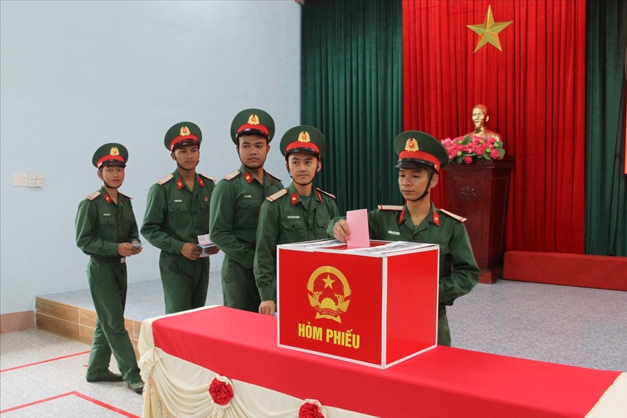 Bầu cử sớm ở Đắk Lắk: Nhiều chiến sĩ trẻ xúc động khi lần đầu đi bỏ phiếu