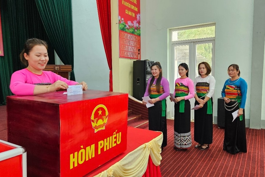 Rộn ràng ngày hội bầu cử nơi vùng biên xứ Thanh