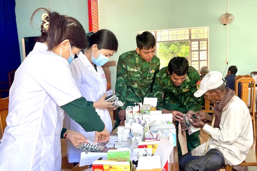 Gia Lai: Khám bệnh, cấp thuốc miễn phí cho hàng trăm người dân biên giới
