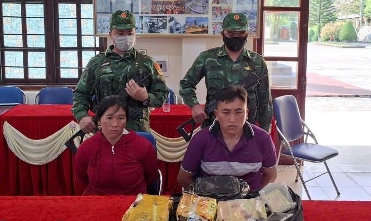 Bắt 2 đối tượng, thu giữ gần 3 kg ma túy đá