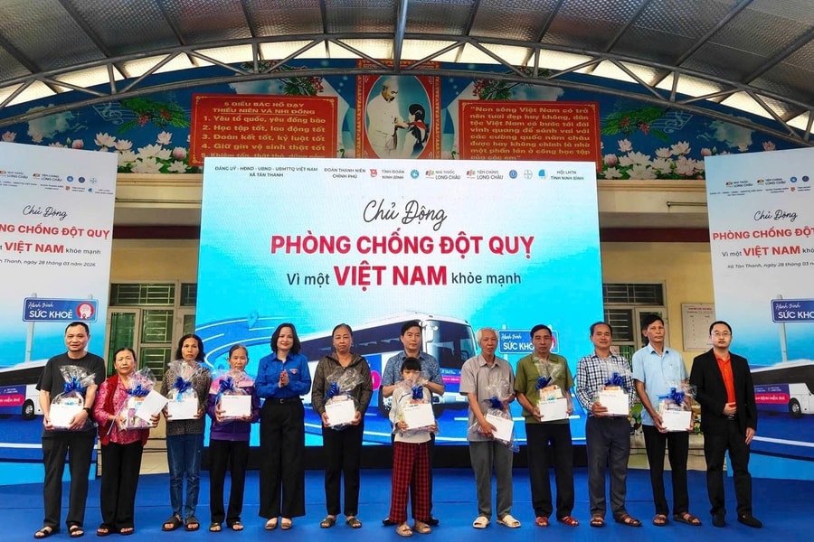 Khám bệnh, tư vấn và cấp phát thuốc miễn phí cho người dân