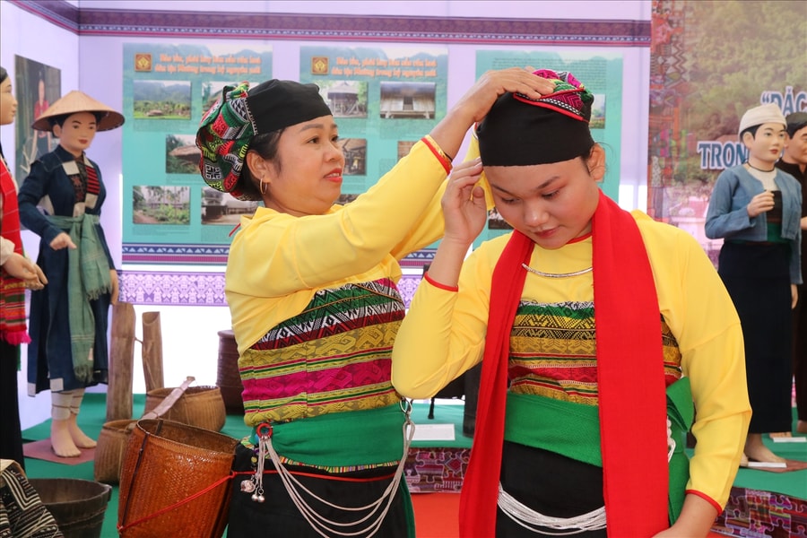 Duyên dáng trang phục truyền thống của người Mường