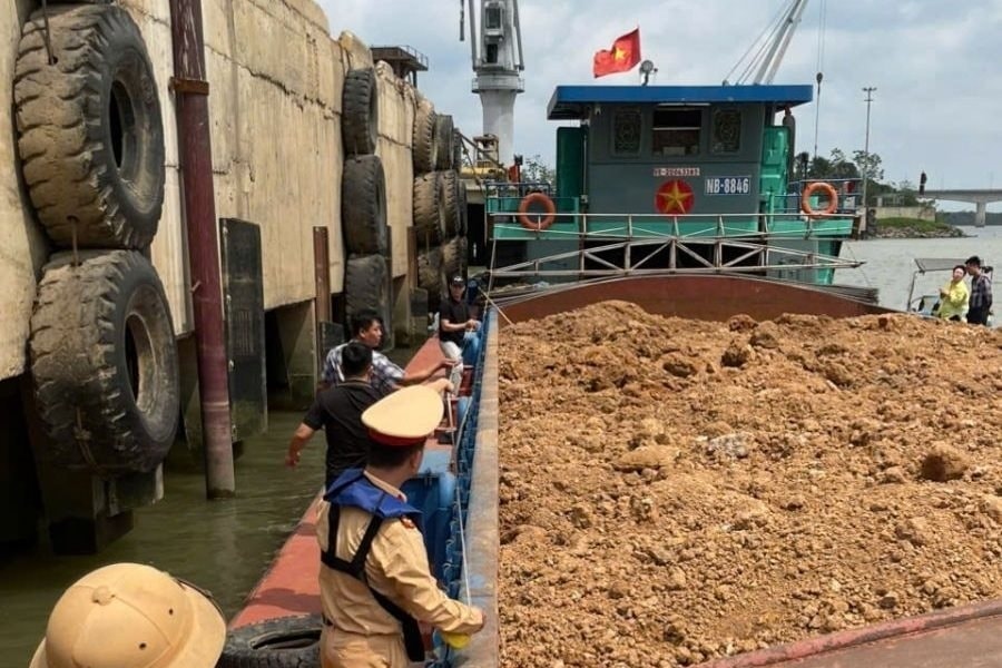 Phát hiện tàu chở 700 m3 đất không chứng từ trên sông Hồng