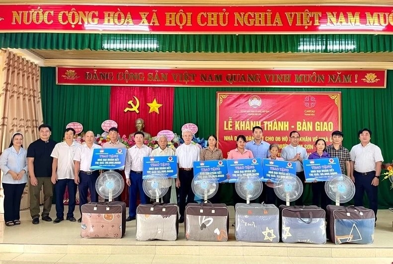 Trao nhà Đại đoàn kết cho đồng bào Công giáo khó khăn