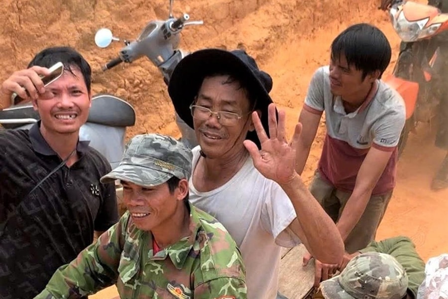 Xuyên đêm băng rừng tìm ông lão 70 tuổi sau hơn 2 ngày đi lạc