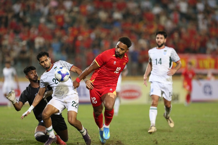 Tuyển Việt Nam bất ngờ tụt hạng FIFA dù thắng Malaysia