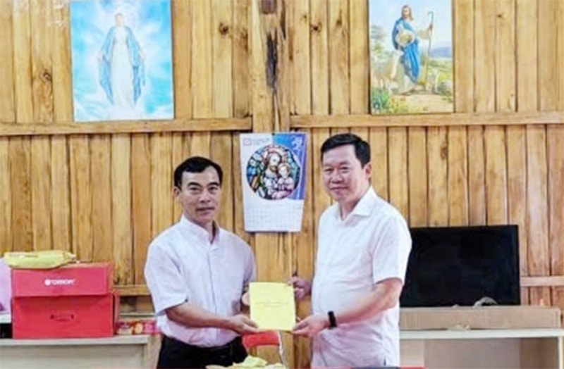 Sở Dân tộc và Tôn giáo Lào Cai thăm chúc mừng một số Giáo xứ nhân dịp Lễ Phục sinh