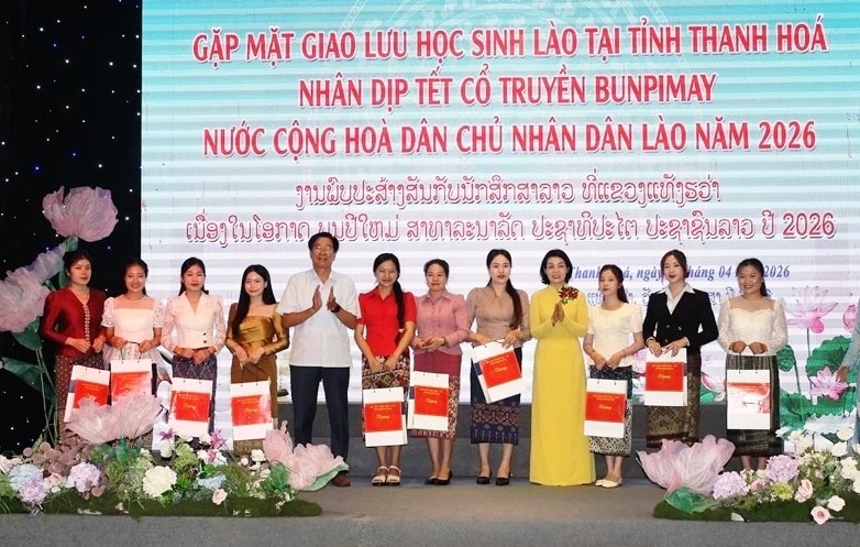Lưu học sinh Lào đón Bunpimay ấm áp giữa xứ Thanh
