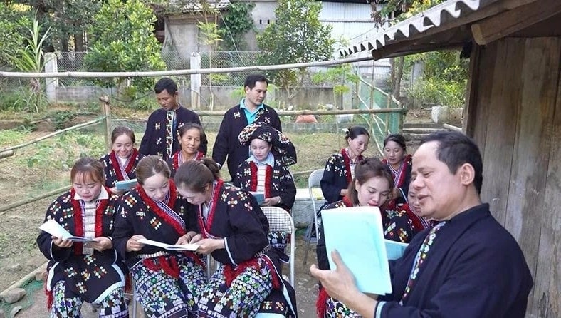Người "cõng nhà" xuống núi đưa bản nghèo người Dao trở thành bản nông thôn mới đầu tiên