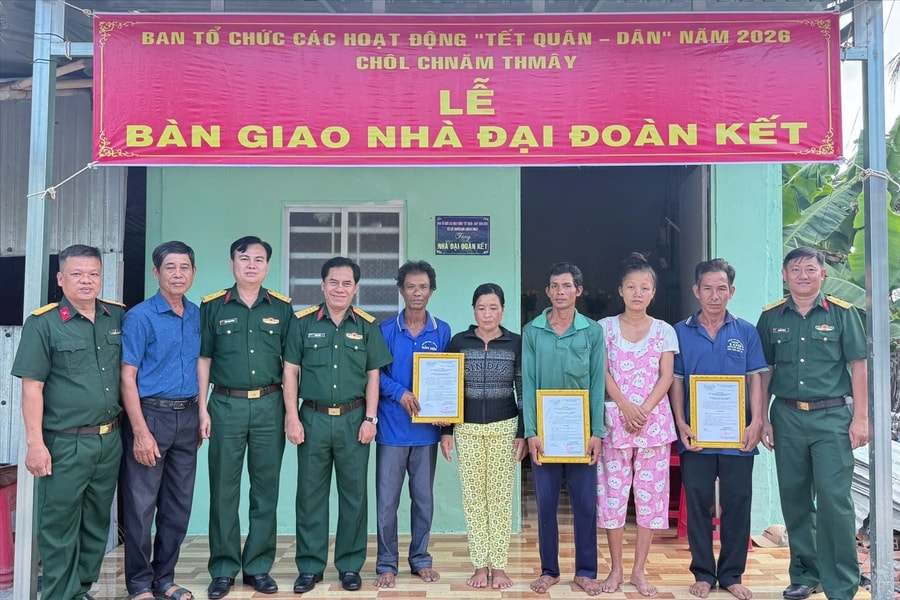 Bộ CHQS tỉnh An Giang trao nhà “Đại đoàn kết” cho 3 hộ đồng bào Khmer trước Tết Chôl Chnăm Thmây năm 2026