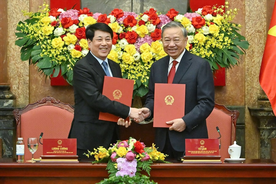 Bàn giao công tác giữa Tổng Bí thư, Chủ tịch nước Tô Lâm và nguyên Chủ tịch nước Lương Cường