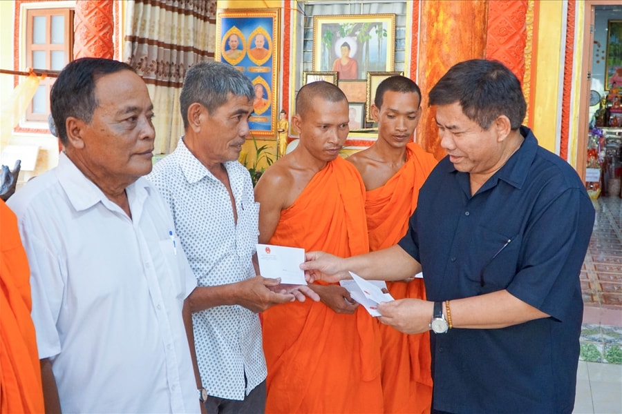 Thứ trưởng Y Thông trao quà Tết, gửi lời chúc tới đồng bào Khmer ở An Giang