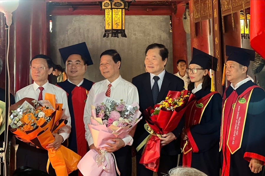Các nghiên cứu sinh Trường Đại học kinh doanh và Công nghệ Hà Nội nhận bằng tiến sỹ tại Văn Miếu - Quốc tử Giám