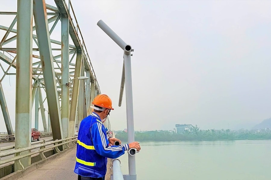 Khẩn trương thi công “lá chắn nhân văn” trên cầu Bến Thủy 1