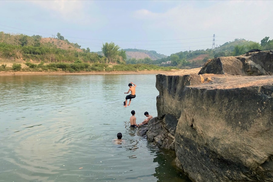Báo động về nguy cơ đuối nước từ việc tắm sông Đăk Bla