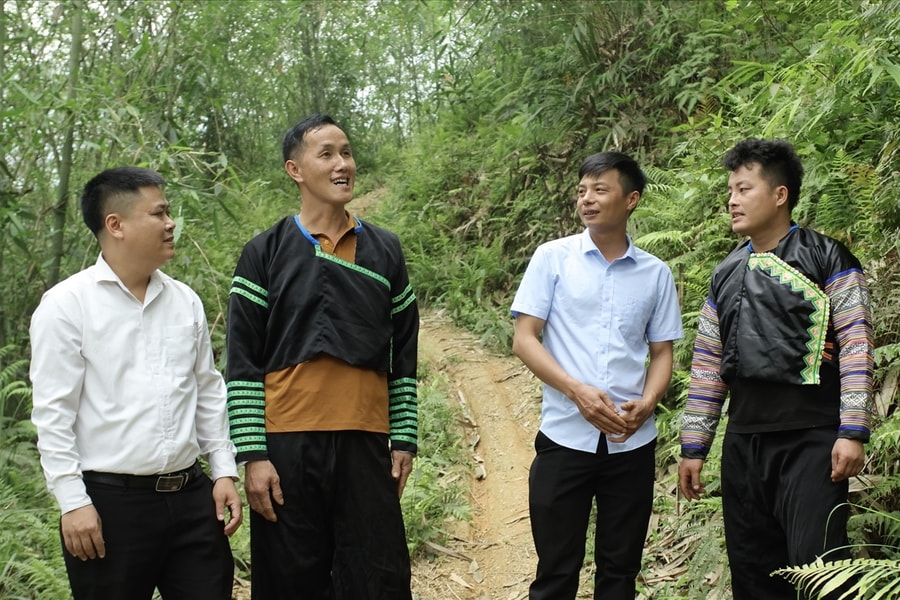 Người có uy tín Sổng A Dũng "dệt sắc xanh" cho thôn nghèo