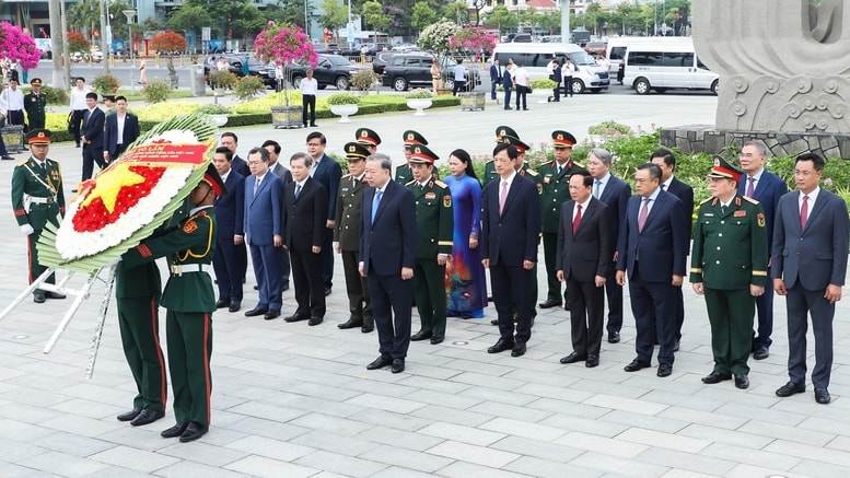 Tổng Bí thư, Chủ tịch nước Tô Lâm dâng hương tưởng niệm các Anh hùng liệt sĩ tại TP. Đà Nẵng