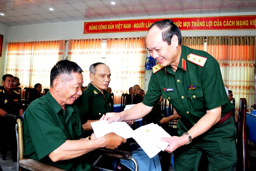 Chăm lo người có công nhân Kỷ niệm 51 năm ngày Giải phóng miền Nam, thống nhất đất nước