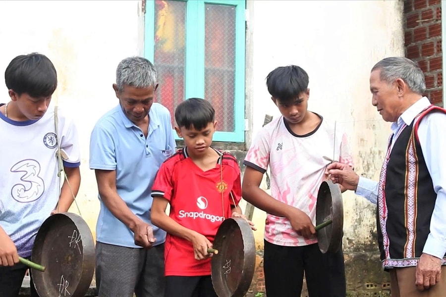 Người làm công tác dân tộc "giữ lửa" nơi non cao