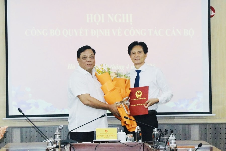 Bộ Dân tộc và Tôn giáo trao quyết định nghỉ hưu cho Giám đốc Nhà khách Dân tộc