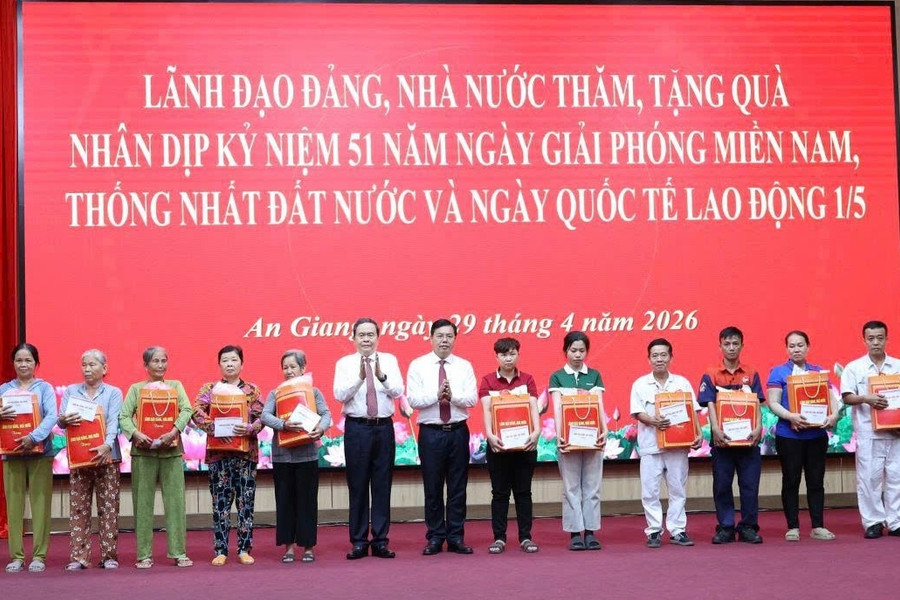 Chủ tịch Quốc hội Trần Thanh Mẫn thăm, tặng quà gia đình chính sách và công nhân lao động tại An Giang