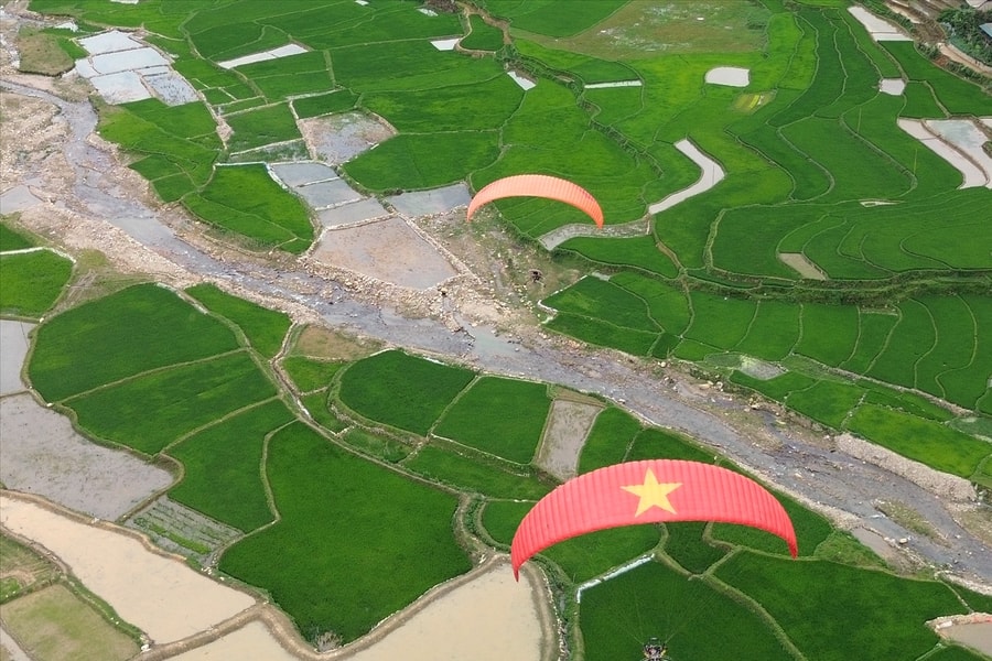 [PHOTO] Khai mạc Festival dù lượn “Bay trên mùa nước đổ Tú Lệ năm 2026”