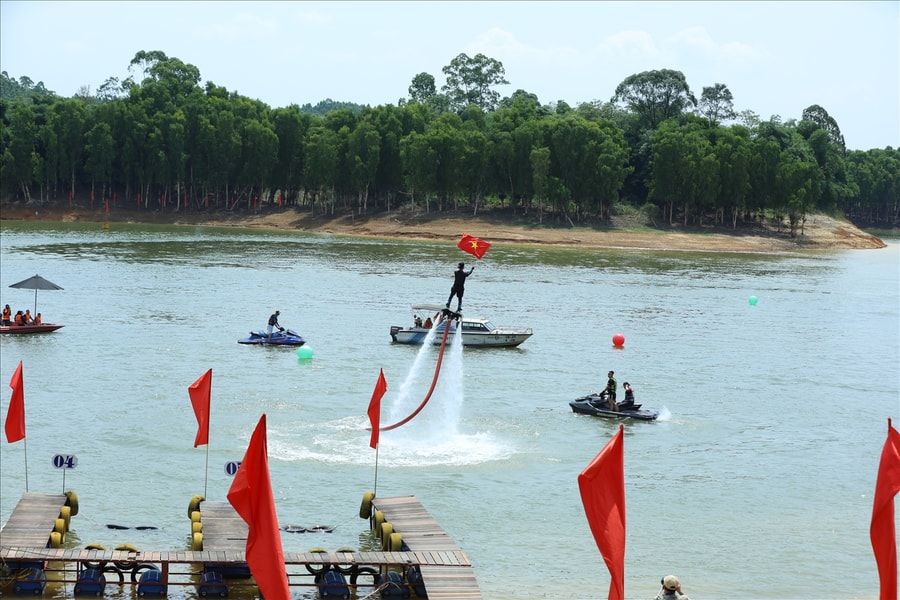 [PHOTO] Rộn ràng ngày hội “Âm vang hồ Thác Bà”