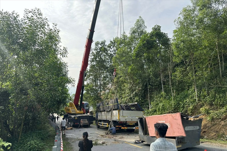 Quảng Ngãi: Lật xe ô tô tải dưới chân đèo Violak, 2 người tử vong