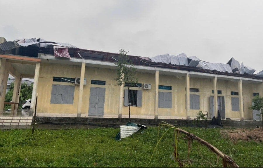 Dông lốc, mưa đá tàn phá miền Bắc khiến 12 người bị thương, hơn 2.000 nhà tốc mái