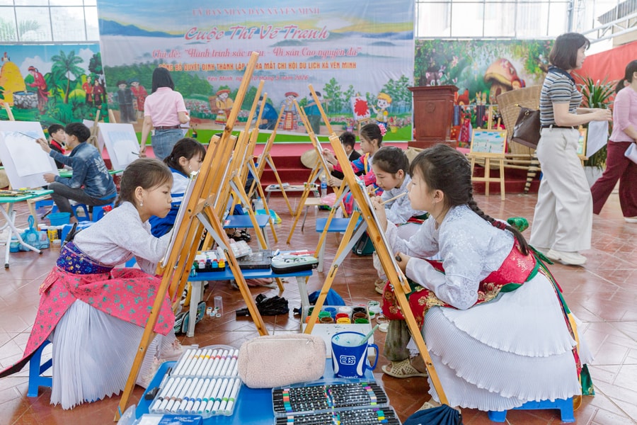Tuyên Quang: 63 em học sinh cùng vẽ Cao nguyên đá