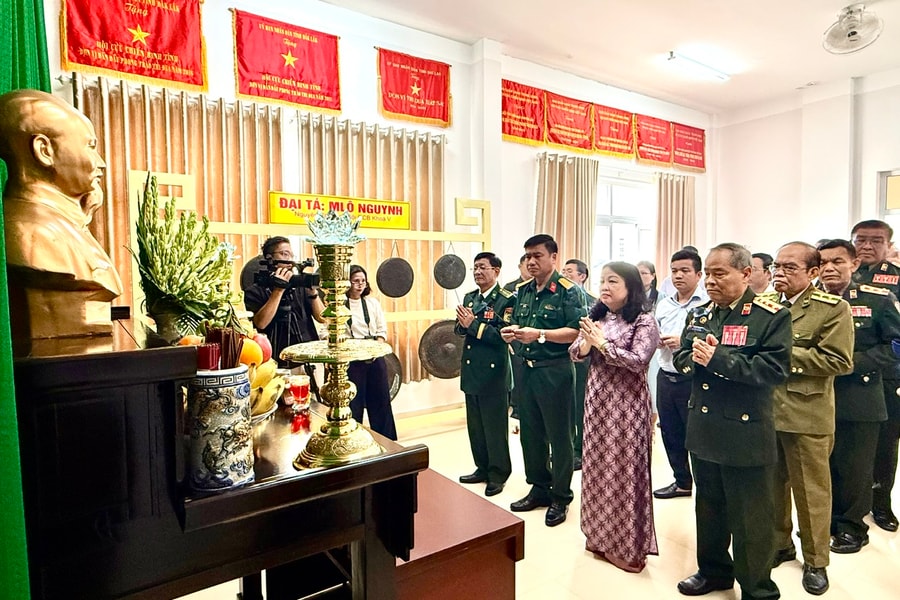 Thắt chặt nghĩa tình đồng đội Việt Nam - Lào