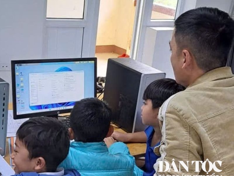 Công nghệ số mở “cánh cửa” tri thức mới cho học sinh vùng biên La Lay