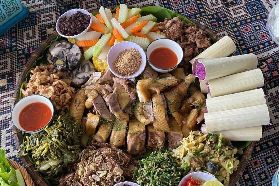 Ẩm thực người Mường: Gắn kết người với người quanh mâm cỗ lá giản dị