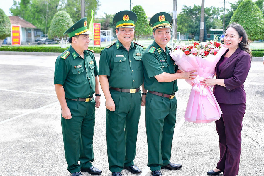 Phó Chủ tịch nước Võ Thị Ánh Xuân thăm cán bộ, chiến sĩ Biên phòng