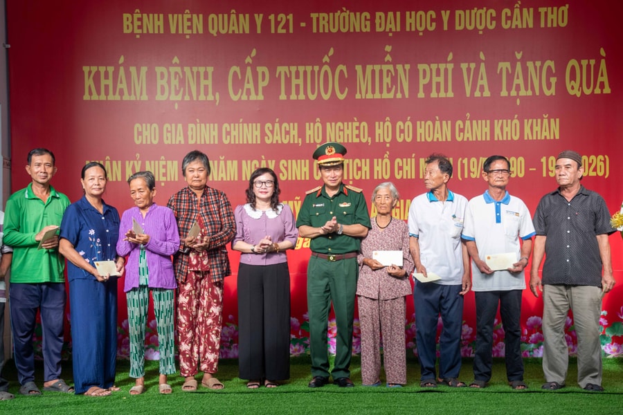 Lực lượng vũ trang Quân khu 9 khám bệnh, tặng quà người dân có hoàn cảnh khó khăn ở An Giang