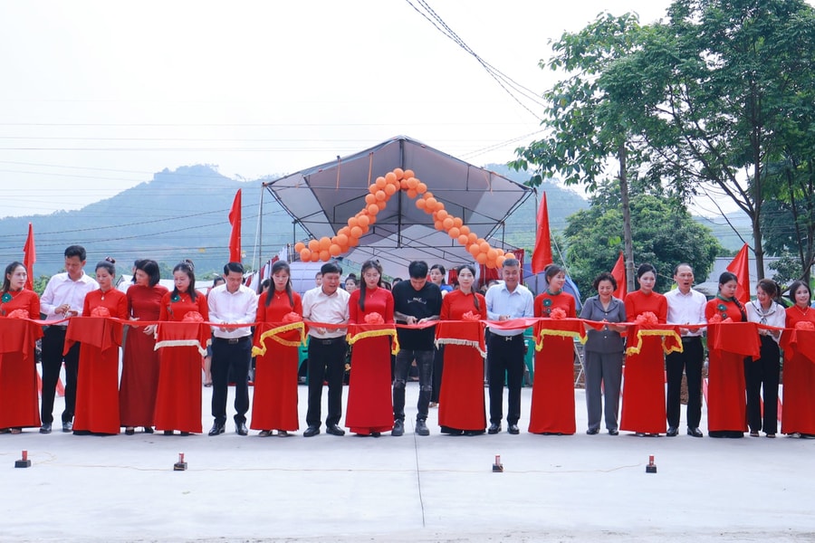 Người dân Bình Ca đón cây cầu mơ ước