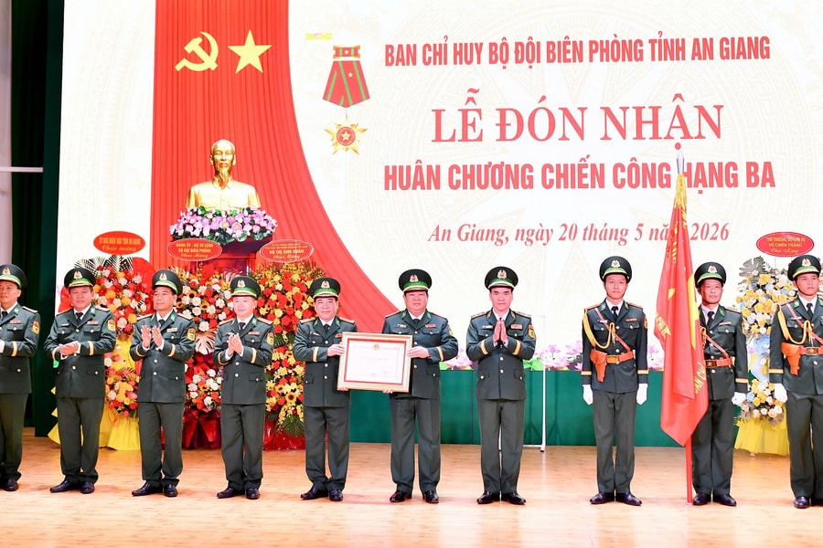 Biên phòng An Giang đón nhận Huân chương Chiến công hạng Ba
