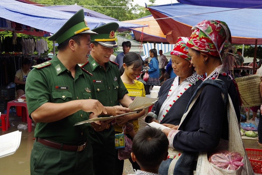 Gia đình, thầy cúng, ông mai, bà mối… cùng ký cam kết về hôn nhân, gia đình