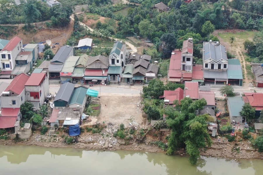 Sạt lở bờ suối kéo dài, hàng chục hộ dân bất an trước mùa mưa lũ