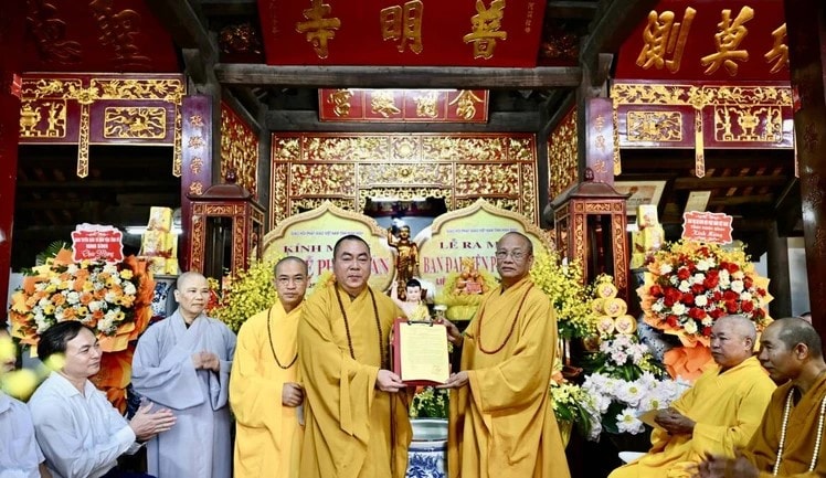 Trao hơn 70 phần quà cho học sinh nghèo vượt khó nhân dịp mừng Đại lễ Phật đản