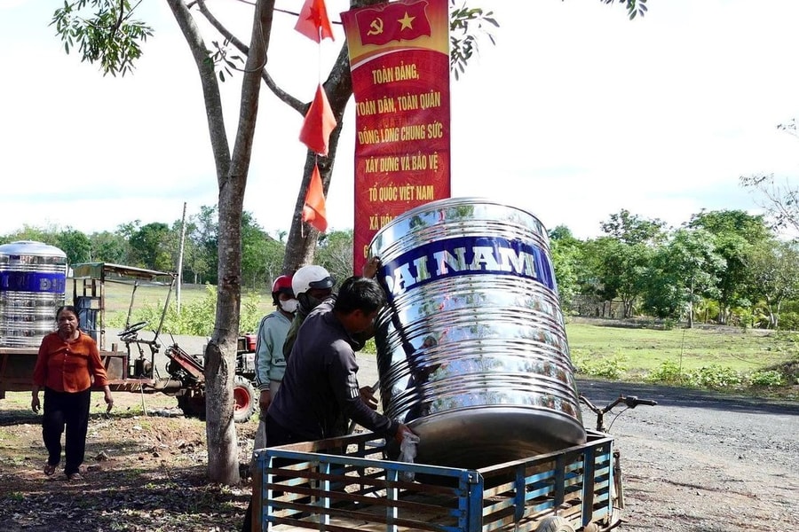 Cấp bồn chứa nước sạch cho hộ nghèo DTTS nơi biên giới tỉnh Đắk Lắk