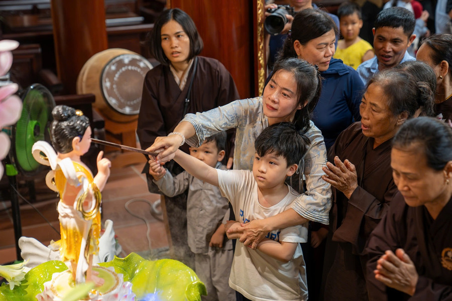 Tại sao có nghi thức tắm Phật trong lễ Phật đản?