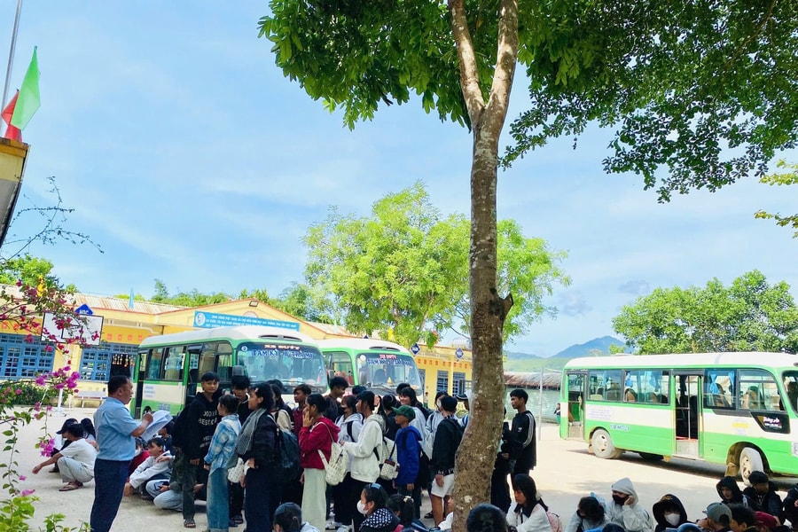 Trường vùng cao Đà Nẵng thuê xe đưa học sinh đi thi lớp 10