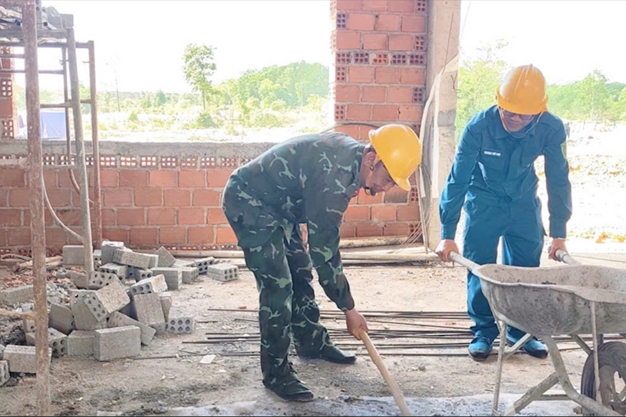 Quân đội làm "thợ hồ" xây dựng trường học biên giới