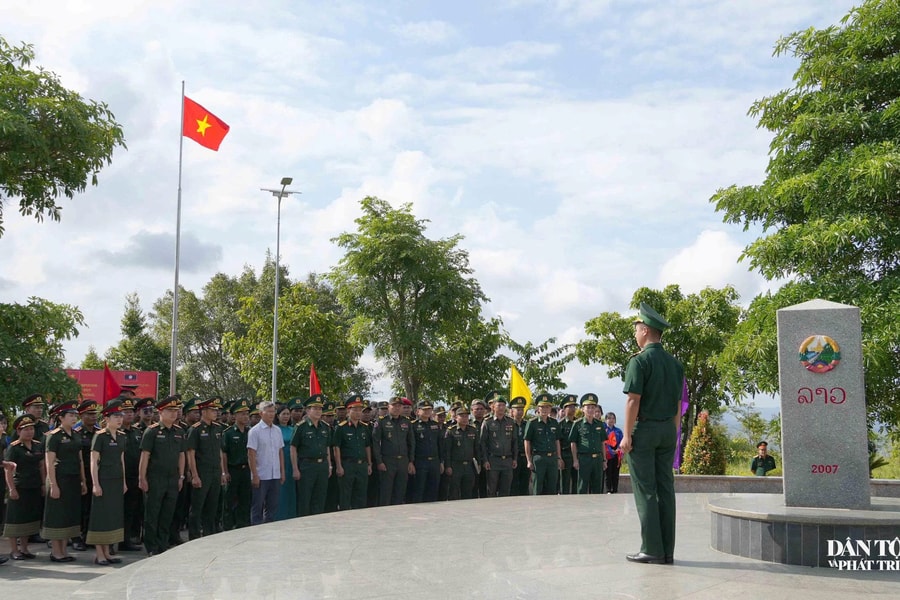 Sĩ quan trẻ 3 nước Việt Nam - Lào - Campuchia tham gia nhiều hoạt động ý nghĩa tại xã Bờ Y