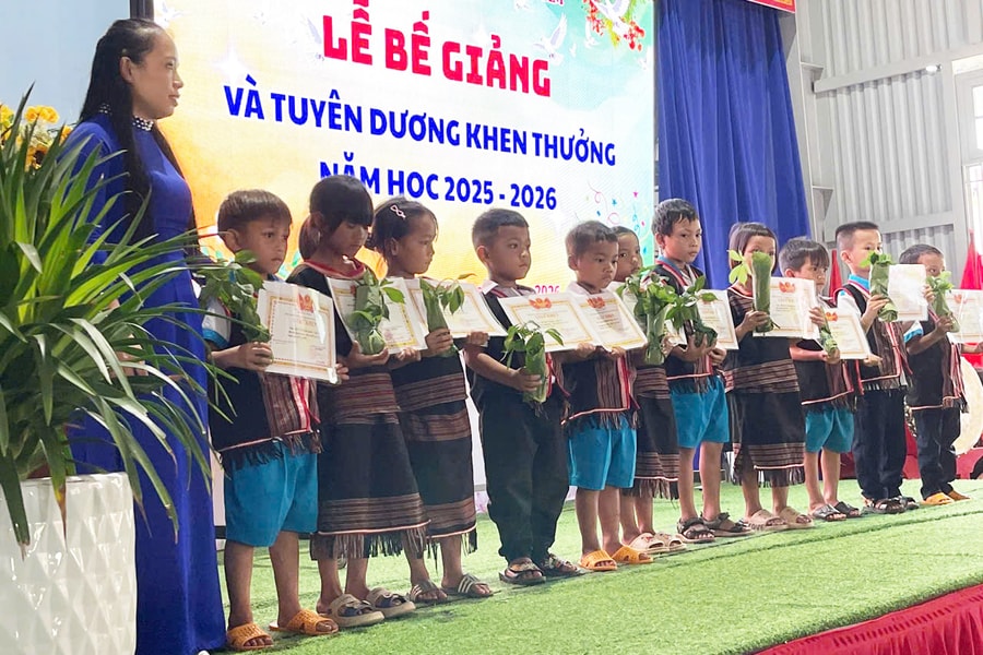 Học sinh Xơ Đăng nhận thưởng bằng cây sâm Ngọc Linh