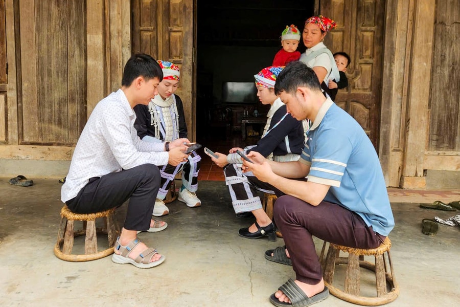 Những con sóng nơi đầu núi: Một cú nhấp chuột, bớt một chuyến vượt núi (Bài 2)